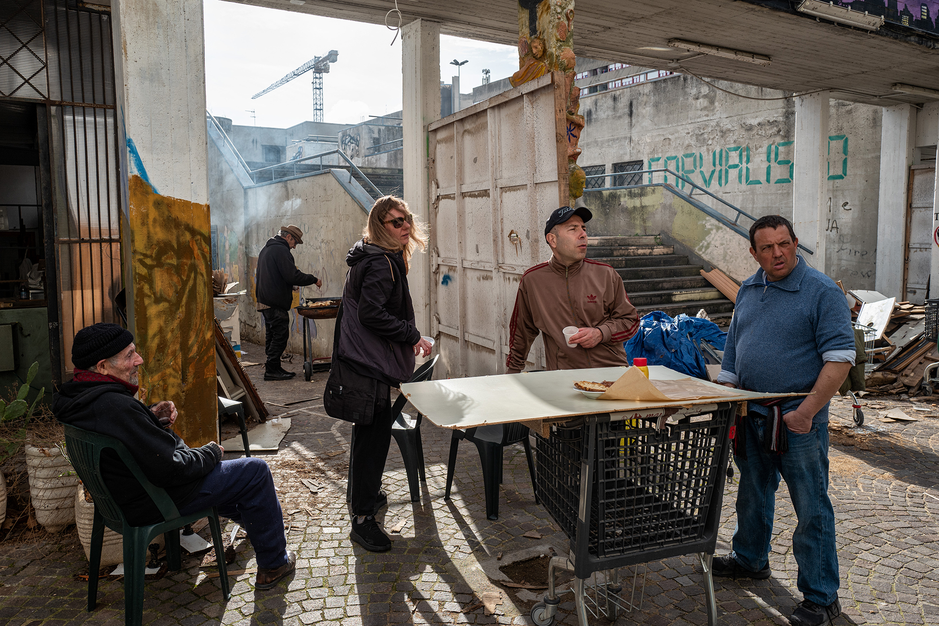 1 Nella Piazzetta In Via Di Sgombero Preliminari Di Un Picchenicche Da Sn A Ds Giancarlo Savino Giulio Ceraldi Emanuela Rizzo Tommaso Bruno.jpg