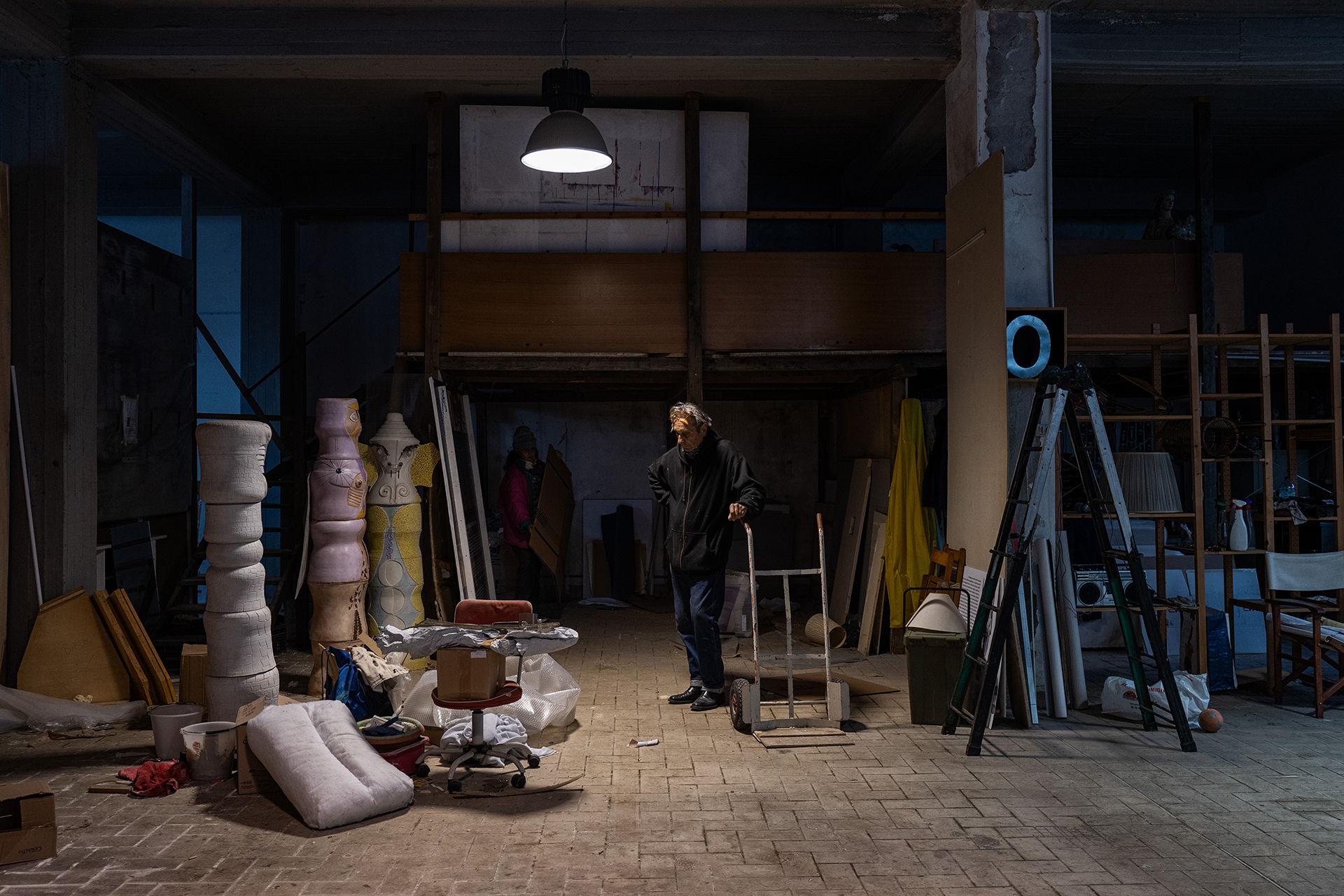 4 Giulio Ceraldi E Alle Sue Spalle Consuelo Chierici Alle Prese Con L Ultima Fase Dello Sgombero Di Comunita X.jpg