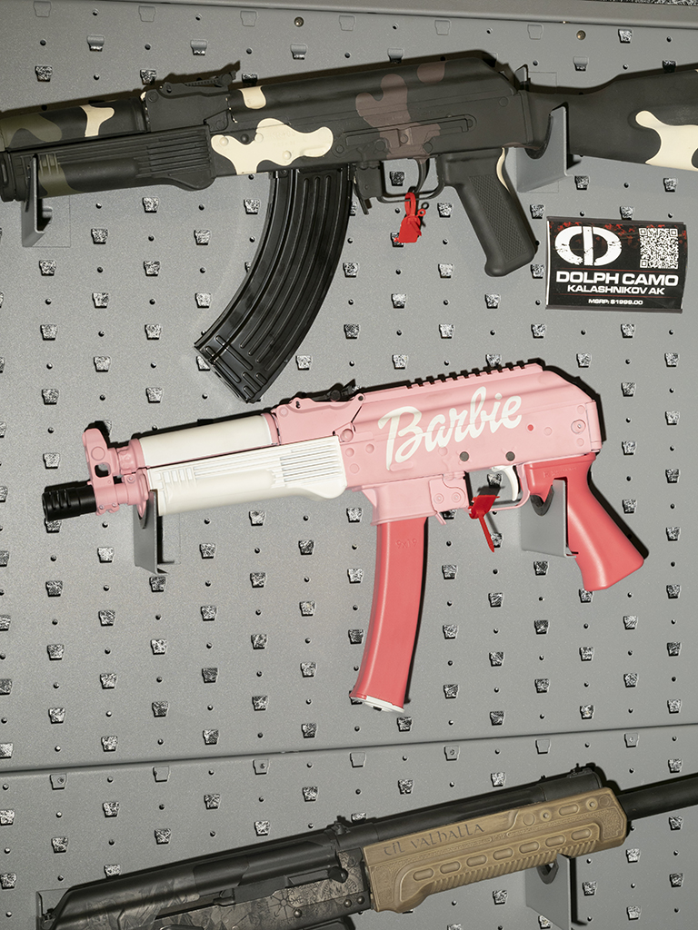 17 Maggio 2024 Dallas. Convention Annuale Dellnra. Un Aks74 Mp5 A Tema Barbie.jpg