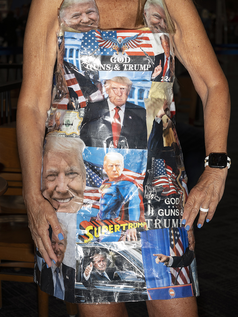 18 Maggio 2024 Dallas. Nra Leadership Forum. Vestito Fatto A Mano Da Una Militante.jpg