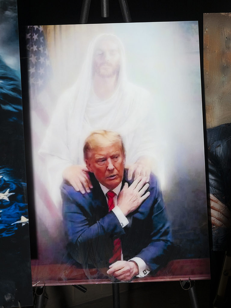 24 Maggio 2024 San Antonio. Convention Repubblicana Dello Stato Del Texas. Opera Darte In Vendita Allo Shop Ufficiale Della Convention.jpg